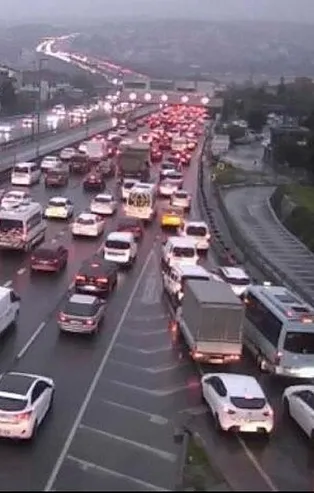 Son dakika: İstanbul'da trafik yağmurun da etkisiyle durma noktasına geldi