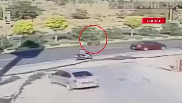 Böyle ölüm görülmedi...Yola fırlayan at, çarptığı motosikletin sürücüsünün kafasını böyle ezdi