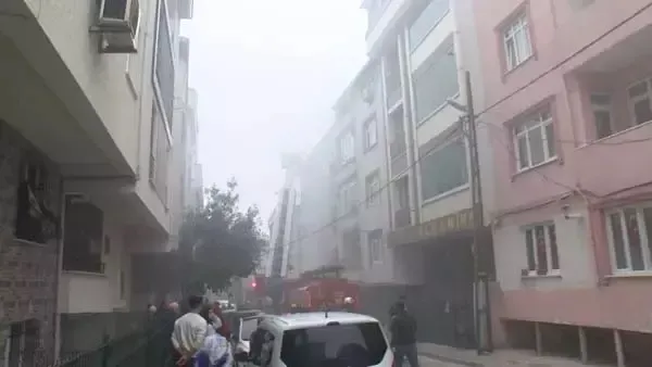 Son dakika: Küçükçekmece'de yangın! Dumandan etkilenen 3 kişi kurtarıldı-2