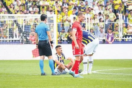 1694987856123.jpeg Kanarya zirveyi yeniden teslim aldı! Fenerbahçe 14 yıl sonra yeniden 10'da 10 yaptı: Gol düellosunda Antalyaspor'u mağlup etti-5