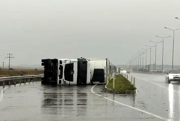 Edirne’de rüzgar TIR devirdi