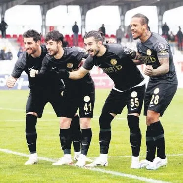 beklenilen-katkiyi-bir-turlu-veremeyen-alex-teixeira-ayrilik-icin-gun-sayiyor-1650411290011.jpeg Beklenilen katkıyı bir türlü veremeyen Alex Teixeira ayrılık için gün sayıyor-11