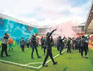 Manchester United taraftarı stadı bastı!