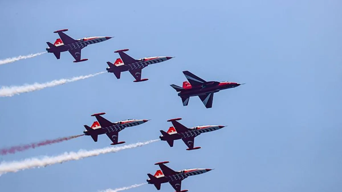 Türk Yıldızları'nın HÜRJET ile kol uçuşunun kokpit görüntüleri nefes kesti