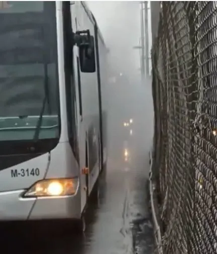 Son dakika: İstanbullunun imtihanı! Bahçelievler'de metrobüsün motoru alev aldı! Seferler durdu vatandaşlar işlerine geç kaldı!-8