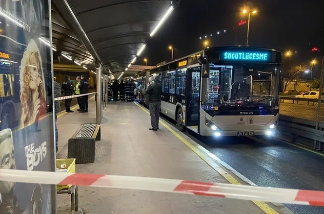 Yola düşen kişi, metrobüsün altında kalarak öldü