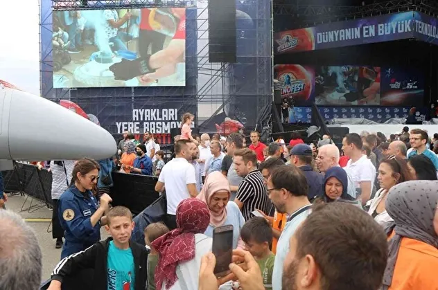 TEKNOFEST'e vatandaş resmen akın etti! Başkan Erdoğan'ın imzaladığı Kızılelma ve Hürjet'e büyük ilgi!