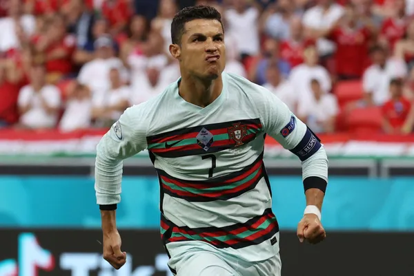 ronaldonun-icmeyin-demesi-coca-colaya-4-milyar-dolar-kaybettirdi-1623826356527.jpg Ronaldo'nun 'içmeyin' demesi Coca Cola'ya 4 milyar dolar kaybettirdi-8