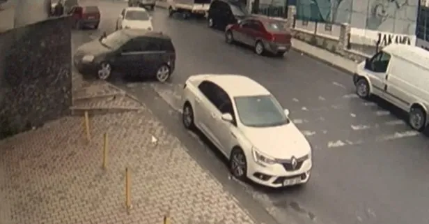 El freni çekilmeyen araç dehşet saçtı! Saniyelerle kurtuldular