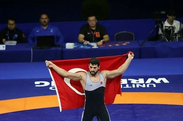 Başkan Erdoğan, şampiyon güreşçiyi kutladı
