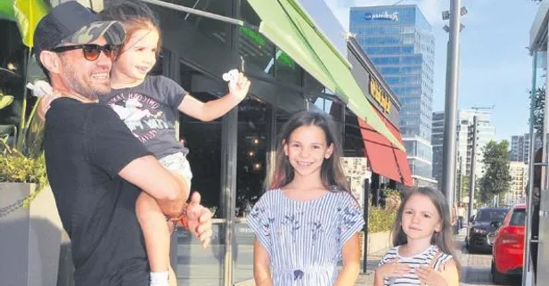 Kızlarıyla baş başa