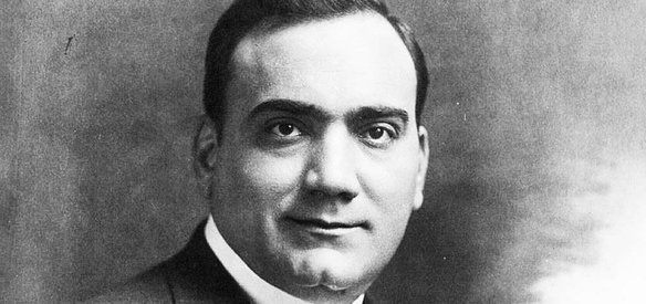 İtalyan tenor Enrico Caruso öldü.