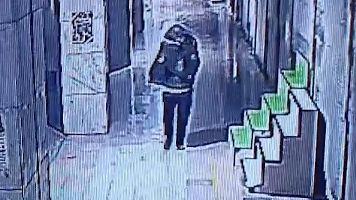 basina-cop-poseti-gecirip-cay-ocagini-atese-verdi-kameralar-yakalatti-1782851284567.jpeg Başına çöp poşeti geçirip çay ocağını ateşe verdi! Kameralar yakalattı-5