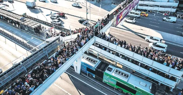 CHP'li İBB İstanbulluyu yine perişan etti! Metrobüs duraklarında insan trafiği