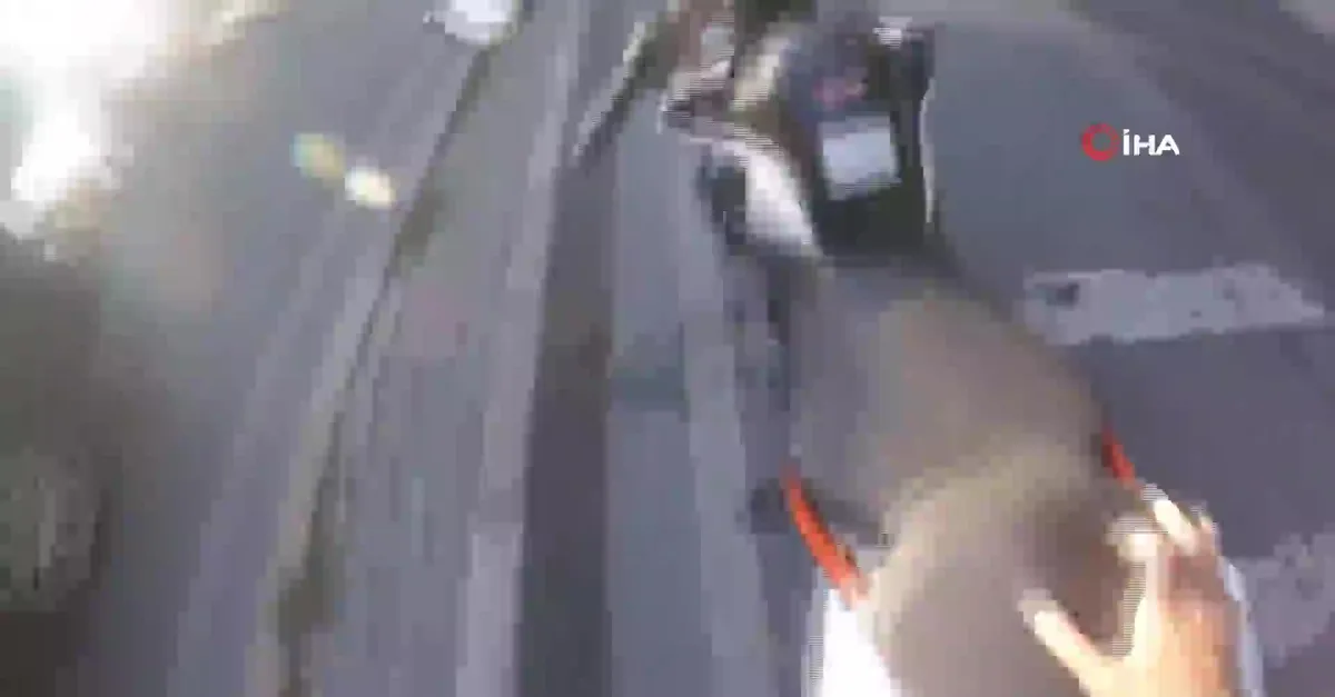 Virajı alamayan motosikletli gencç metrelerce sürüklendi