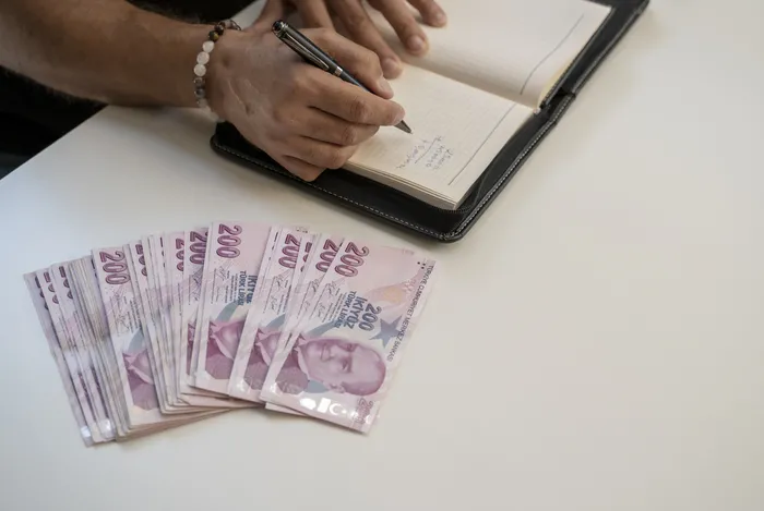 emekliye-jest-ustune-jest-4-milyon-ssk-bagkurluya-duyuru-geldi-yilbasi-ikramiyesi-gibi-5000-tl-odeme-yapilacak-1702442091598.jpg Emekliye jest üstüne jest! 4 milyon SSK, Bağkur'luya ödeme takvimi geldi! 5.000 TL IBAN'a yatacak-4