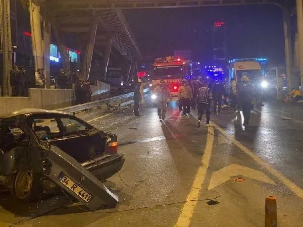 SON DAKİKA: Gece yarısı D100 Karayolu'nda feci kaza: Otomobilden fırlayan 1'i kadın 2 kişi yaralı-3