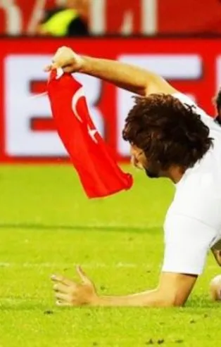 Milli maçta Türk bayrağıyla sahaya girdi!