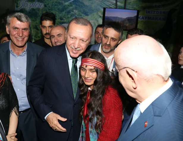 baskan-erdogan-11-rize-tanitim-gunleri-stantlarini-ziyaret-etti-1571597268540.jpg