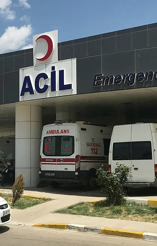Askeri araçla İlçe Milli Eğitim Müdürlüğünün aracı çarpıştı: 1 ölü, 9 yaralı
