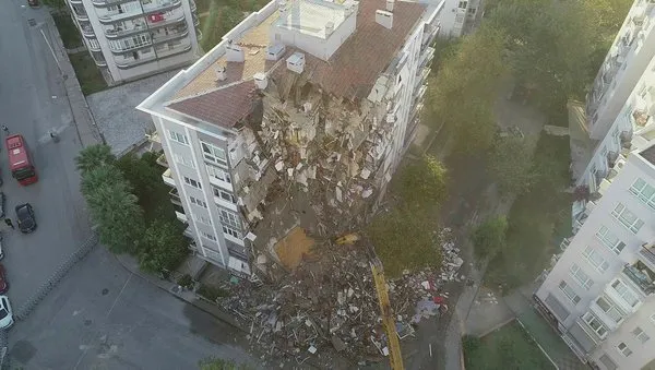 izmir-depreminde-yikilan-karagul-apartmanina-da-daha-once-curuk-raporu-verildigi-ortaya-cikti-1604382117493.jpg