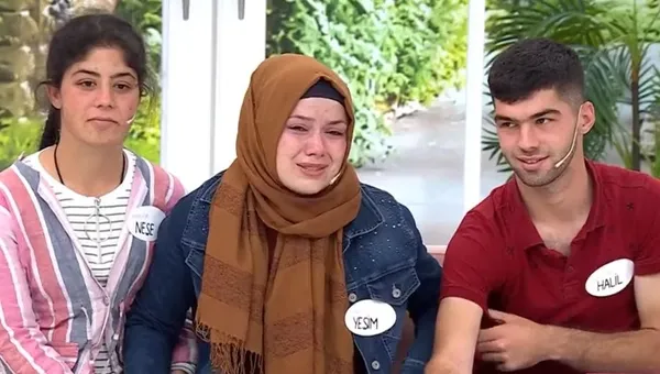 esra-erolda-duygusal-anlar-evlatlik-verilen-kardeslerinin-fotografini-ilk-kez-gorduler-gozyaslari-sel-oldu-1622477718086.jpg Esra Erol’da duygusal anlar! Evlatlık verilen kardeşlerinin fotoğrafını ilk kez gördüler gözyaşları sel oldu-4