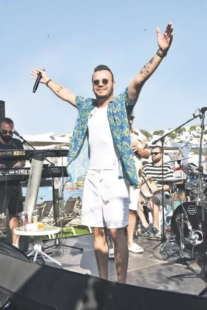 Ünlü şarkıcı Emrah 15 yıl sonra sahnede sevenleriyle bir araya geldi!-10