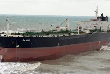 İstanbul'da şiddetli fırtına dev tankeri karaya sürükledi: BANDA isimli gemi kıyıya vurdu