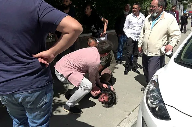 Cadde ortasında annesini döven gence meydan dayağı