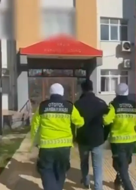 324-km-hizla-akrobatik-hareketler-yapti-o-trafik-canavarinin-cezasi-kesildi-1770480919110.jpeg 324 km hızla akrobatik hareketler yaptı! O trafik canavarının cezası kesildi-4