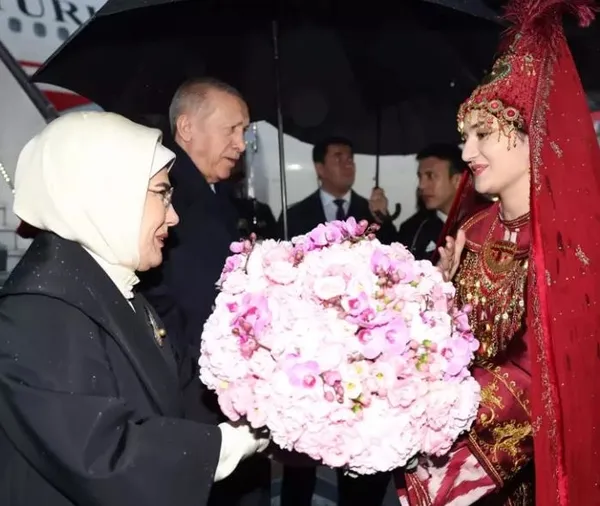 baskan-recep-tayyip-erdogan-ve-ozbekistan-cumhurbaskani-sevket-mirziyoyevden-aile-fotografi-1699462999661.jpeg Başkan Recep Tayyip Erdoğan ve Özbekistan Cumhurbaşkanı Şevket Mirziyoyev'den aile fotoğrafı-4