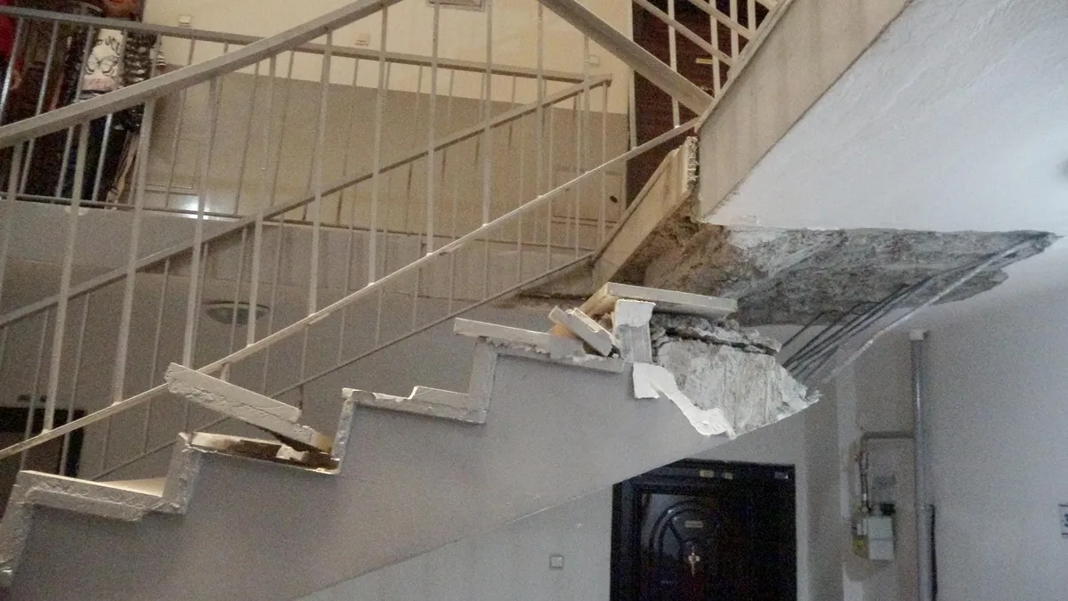Erzurum'da korku dolu anlar! 30 yıllık binanın merdiveni çöktü vatandaş mahsur kaldı