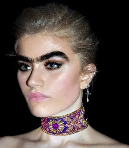 Ünlü model Sophia Hadjipanteli’nin kaşları hayrete düşürüyor