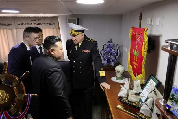 kim-jong-un-rusyadaki-son-duragi-vladivostok-putinin-bombardiman-ucaklarini-ve-savas-gemisini-inceledi-1694860668992.jpg