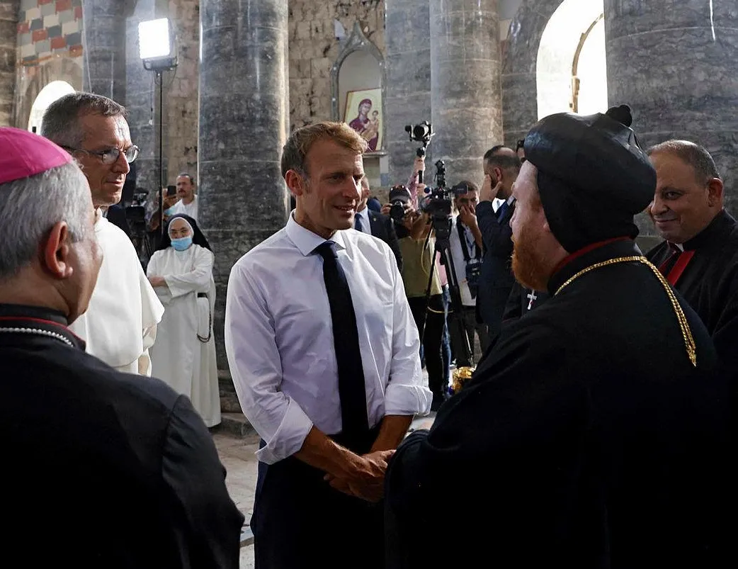 Rahip, Macron’u yerden yere vurdu