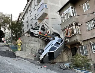 Faciaya ramak kaldı! Park halindeki otomobile çarpan araç istinat duvarında asılı kalınca ölümden döndüler...
