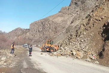 Tunceli - Erzincan karayolunda heyelan