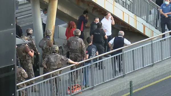 son-dakika-istanbulda-metrobusu-rehin-alan-sahis-gozaltina-alindi-1620928062278.jpg Son dakika! İstanbul'da metrobüsü rehin alan şahıs gözaltına alındı!-6