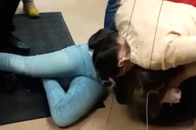 Akılalmaz kavgada arkadaşının kulağını koparıp yere fırlattı