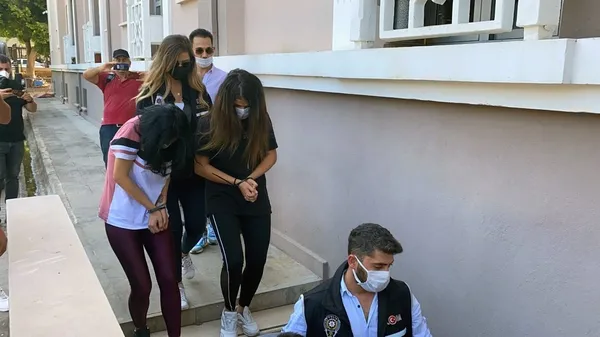 dolandiricilar-insanlari-feto-pdy-ile-korkutup-kendilerini-savci-polisiz-diye-tanitarak-3-milyon-tl-vurgun-yaptilar-1630655301135.jpg Dolandırıcılar, insanları FETÖ-PDY ile korkutup kendilerini savcı, polisiz diye tanıtarak 3 milyon TL vurgun yaptılar-5