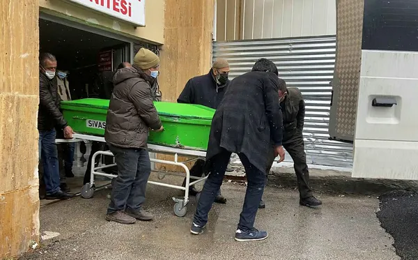 Sivas'ta korkunç olay! Yemek yiyen babasının boğazını kesti!-4