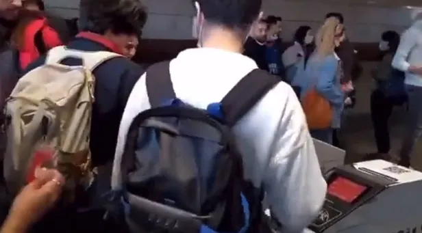 universite-ogrencilerinden-ibbnin-ulasim-zammina-protesto-bos-istanbul-kartlarla-turnikeye-kostular-1649273742485.jpg Üniversite öğrencilerinden İBB'nin ulaşım zammına protesto! Boş İstanbul Kartlarla turnikeye koştular-3