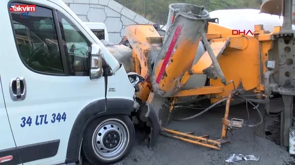 Sarıyer'de devrilen beton mikseri kayarak servis minibüsüne çarptı