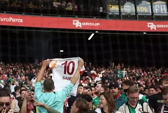 Feyenoord taraftarlarından Sane forması