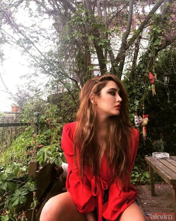 Çok Güzel Hareketler Bunlar'la tanınmıştı! Zeynep Koçak bacak dekoltesiyle olay oldu o paylaşımı gören dönüp bir daha baktı - 1