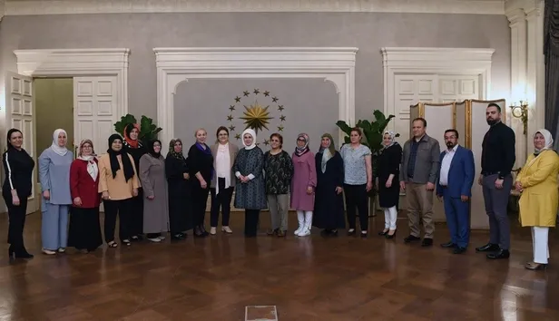 baskan-erdoganin-esi-emine-erdogan-evde-yasli-ve-engelli-birey-bakimi-yapan-ailelerle-iftarda-bulustu-1651007218472.jpeg