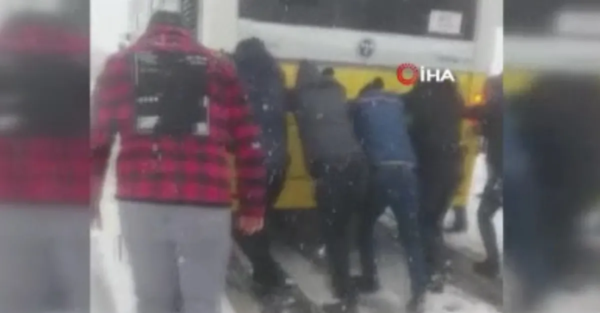 İstanbul Küçükçekmece'de İETT otobüsü yolda kaldı vatandaşlar itti!