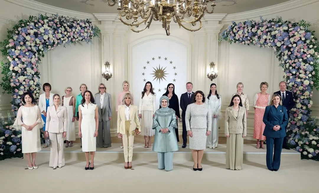 nato-zirvesinde-first-ladylere-ajda-pekkan-surprizi-1783669984939.jpg NATO zirvesinde First Lady'lere Ajda Pekkan sürprizi: Özel yemekten görüntüler-7