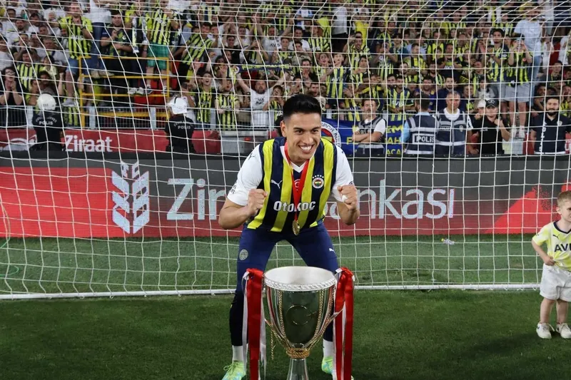 fenerbahcede-sakatlik-soku-yildiz-futbolcu-kadrodan-cikarildi-1727366988468.jpg