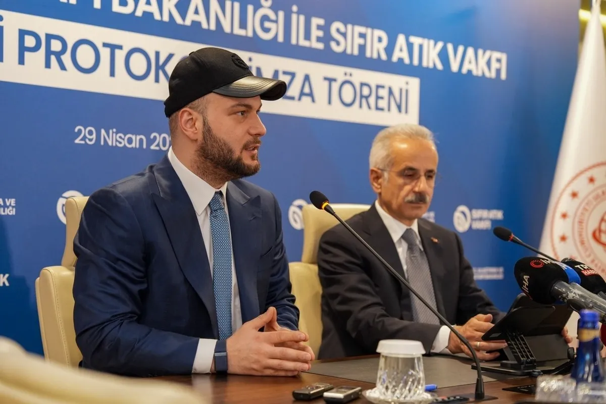 ulastirma-ve-altyapi-bakanligi-ile-sifir-atik-vakfi-arasinda-isbirligi-protokolu-imzalar-atildi-1777457880362.jpeg Ulaştırma ve Altyapı Bakanlığı ile Sıfır Atık Vakfı arasında işbirliği protokolü! İmzalar atıldı-2